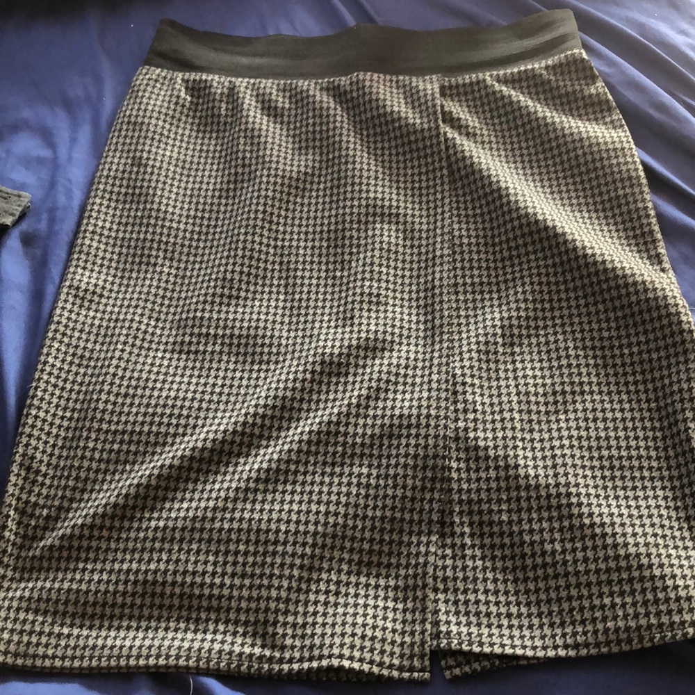 Black and grey patterned pencil skirt